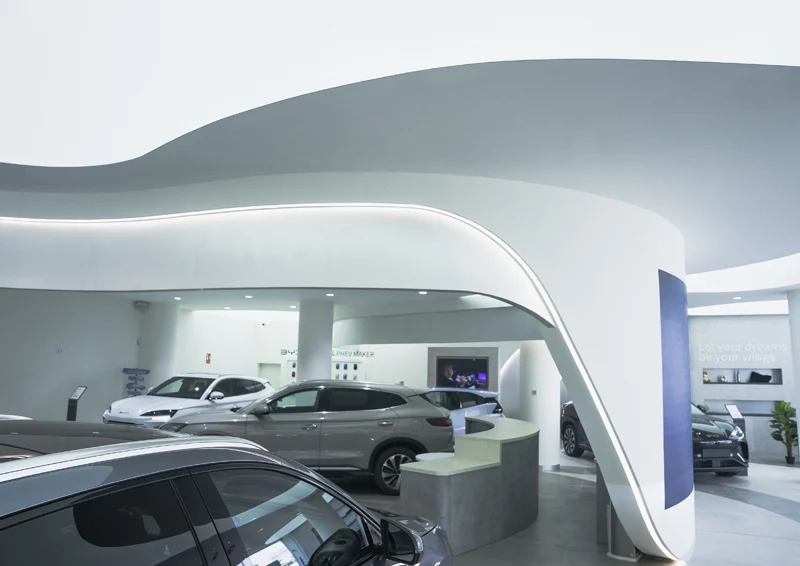 Carpintería técnica y mobiliario para los nuevos concesionarios de BYD por Integrale360