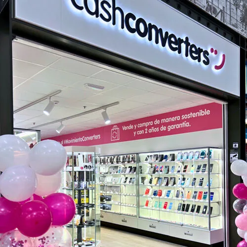 Vitrinas para exponer móviles en una tienda de eléctronica.