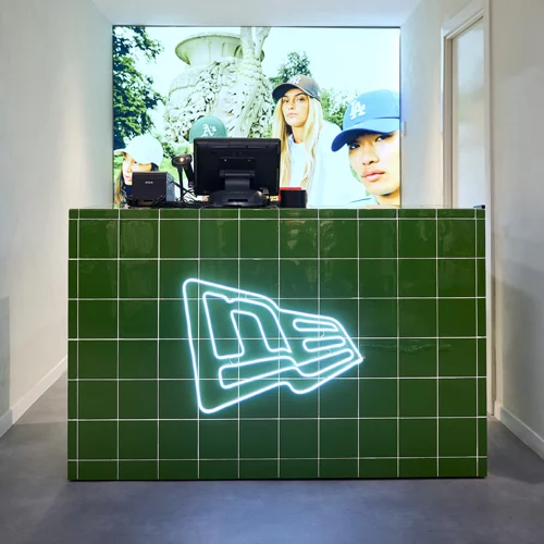 Fabricación a medida para New Era. Mobiliario para su nueva tienda en la Gran Vía de Madrid.