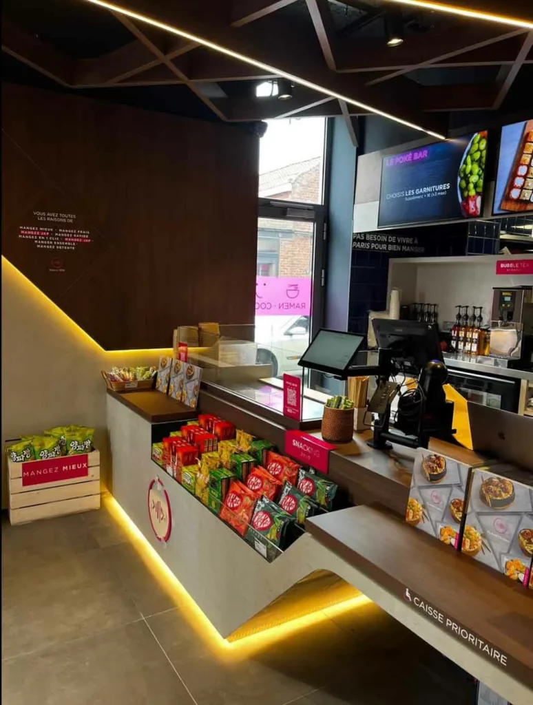 Mobiliario comercial a medida fabricado por Integrale360 para la franquicia Planet Sushi.