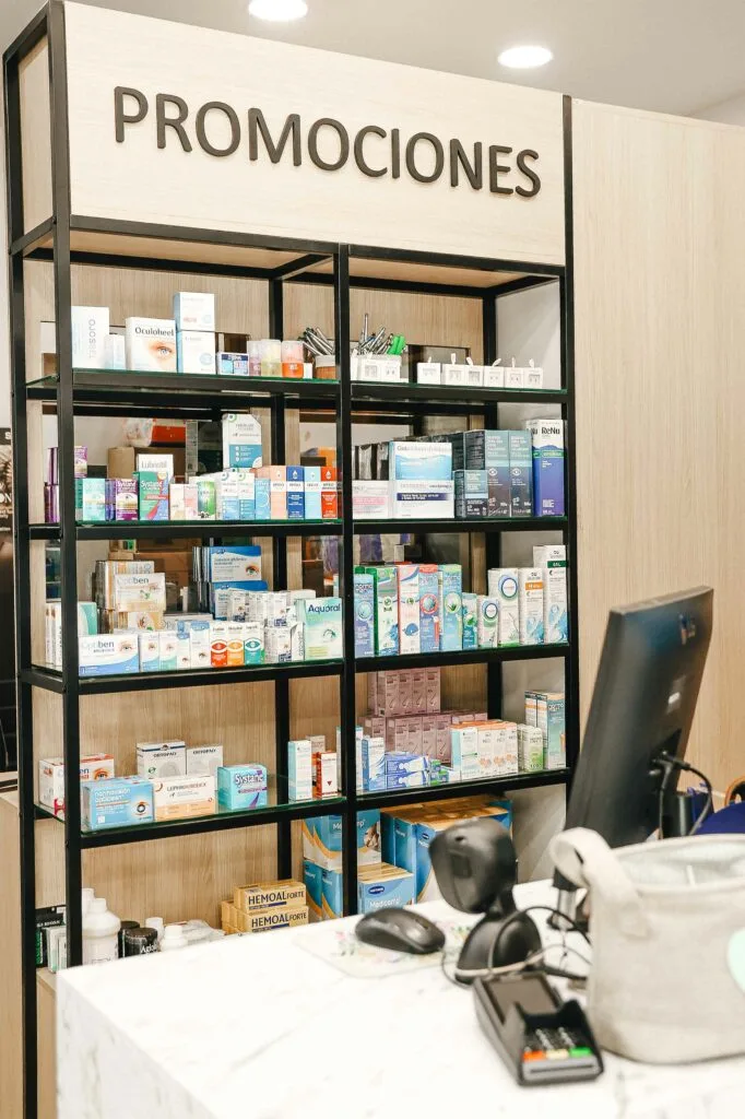 Mobiliario comercial a medida fabricado por Integrale360 para la Farmacia San Telmo.
