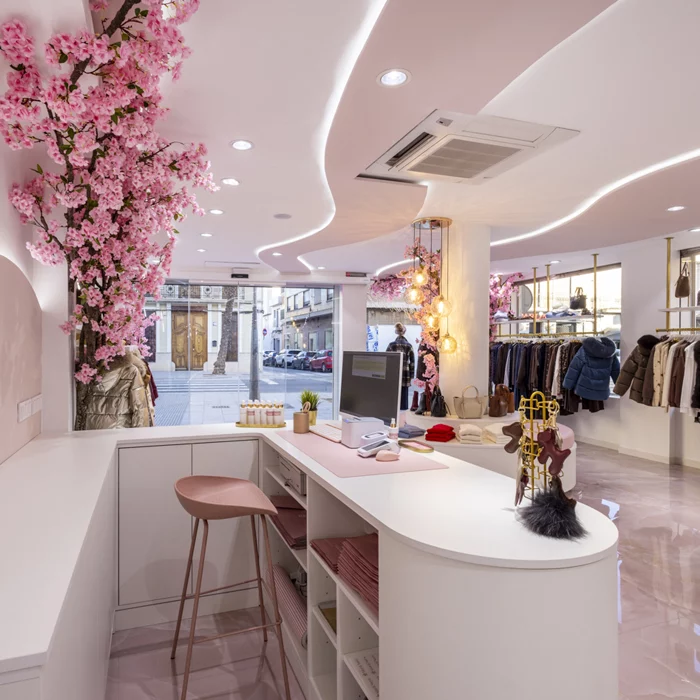 Fabricamos a medida mobiliario para boutiques  y complementos.
