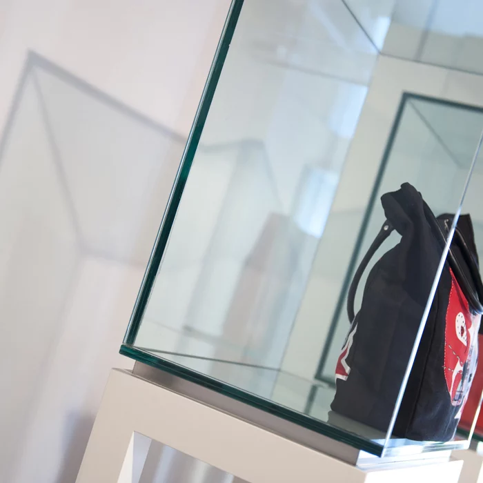 Fabricamos a medida mobiliario para boutiques  y complementos.
