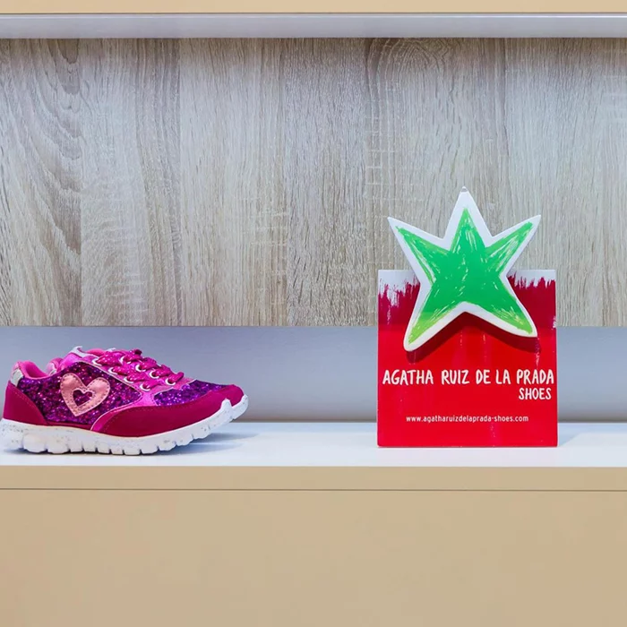 Fabricamos a medida mobiliario para boutiques  y complementos.