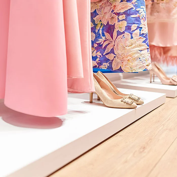Fabricamos a medida mobiliario para boutiques  y complementos.