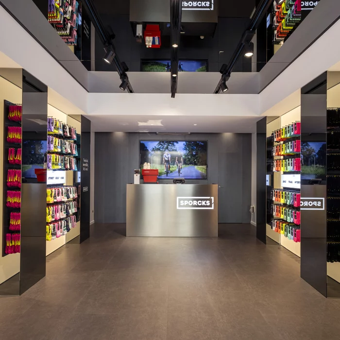Mobiliario a medida para la nueva tienda de Sporcks en Valencia. Fabricación para marcas.