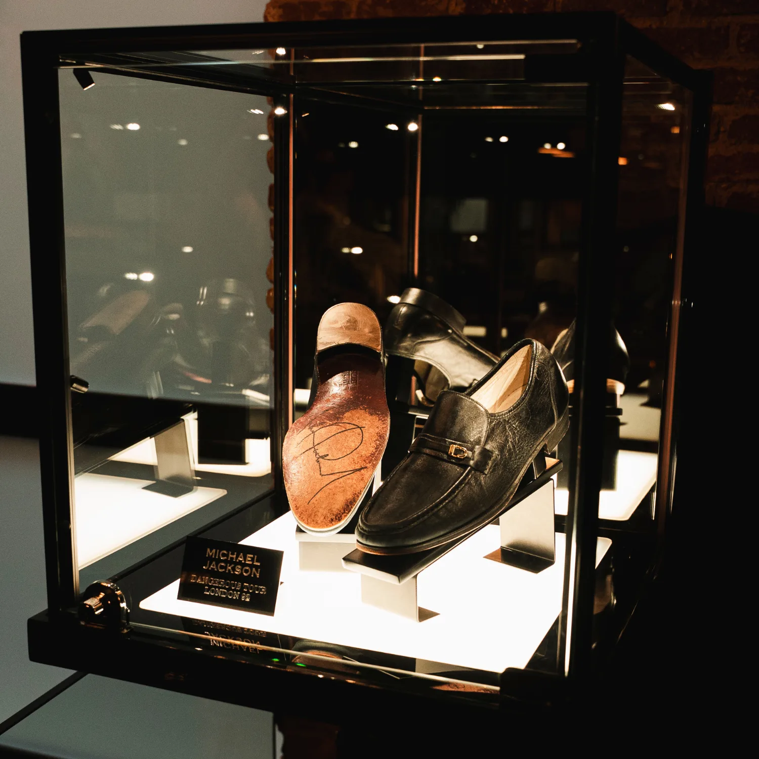 Vitrina premium a medida para zapatos originales de Michael Jackson.