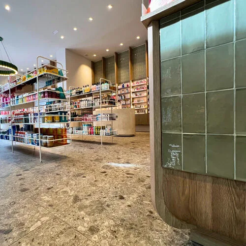 Mostrador y muebles de diseño en farmacia.