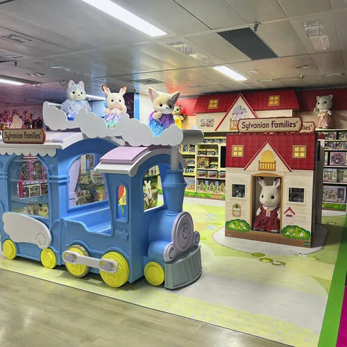 Muebles en tienda de juguetes.